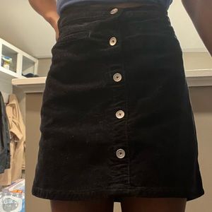 Kids black (fake button up) skirt, with pockets.